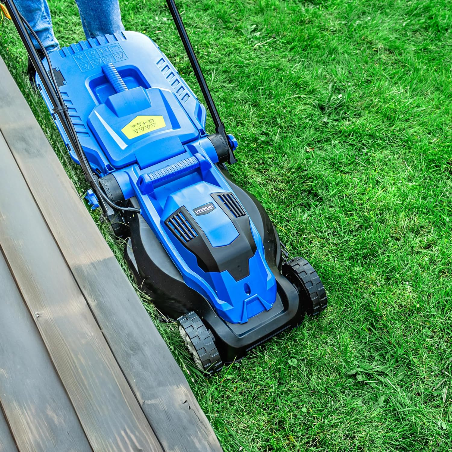 Hyundai 1300W Electric Lawn Mower – 33cm Lightweight Corded Lawnmower, 30L Grass Box, Foldable Handle, 3 Cutting Heights, Ideal for Small Gardens - 3 - Image 3